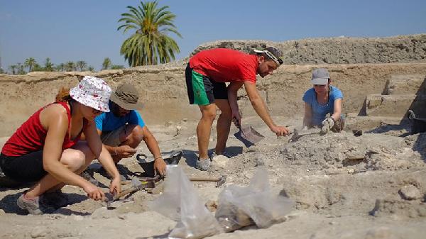 Alumnos del III Curso Práctico de Arqueología excavando en la natatio (julio 2015).