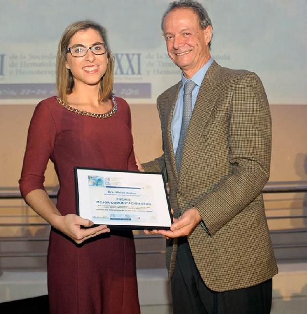La profesora de la CEU-UCH Mariam Ibáñez recibe el premio de manos de José María Moraleda, presidente de la FEHH.